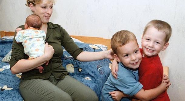 Háromgyerekes anyák kedvezménye: az anya a bruttó jövedelmét teljes egészében megkaphatja nettó bérként?