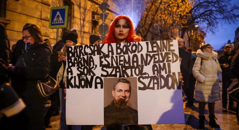 Százak tüntetnek Lázár ellen a romákat sértő kijelentései miatt