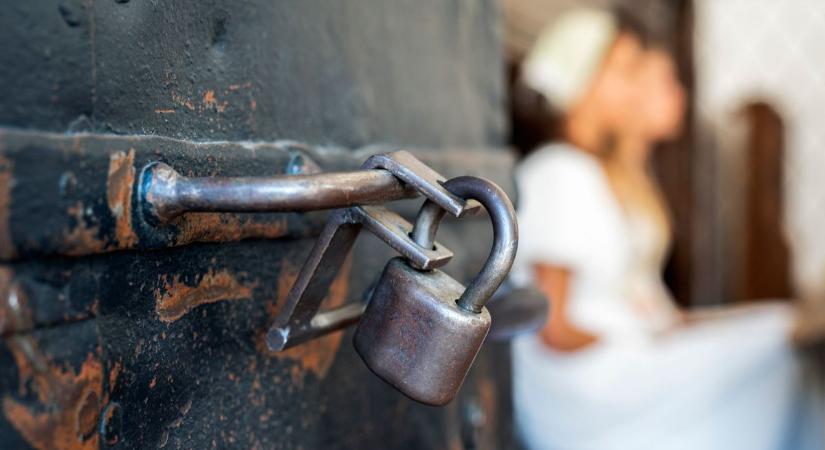 Bezárták, dolgoztatták, verték – letartóztatták az emberkereskedőket Fejérben