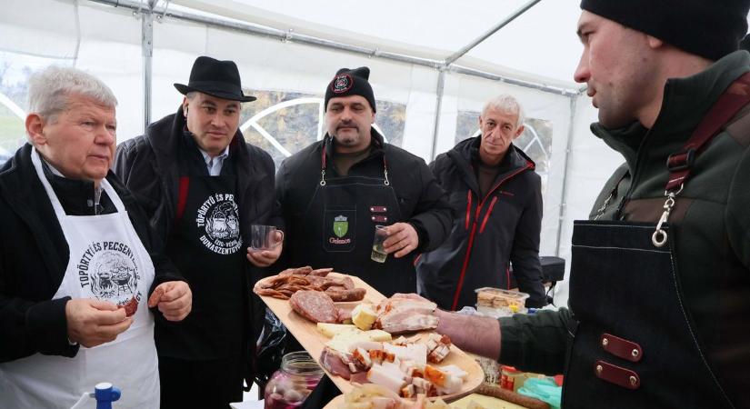 Ízletes pecsenye, ropogós töpörtyű sült ismét a dunaszentgyörgyi versenyen (videógaléria)