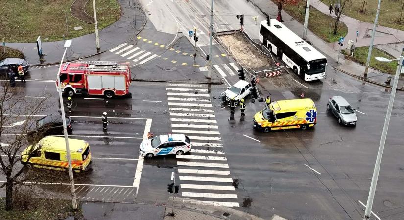 Mindenfelé roncsok hevertek az úton, karambol bénította a forgalmat a város csomópontjánál