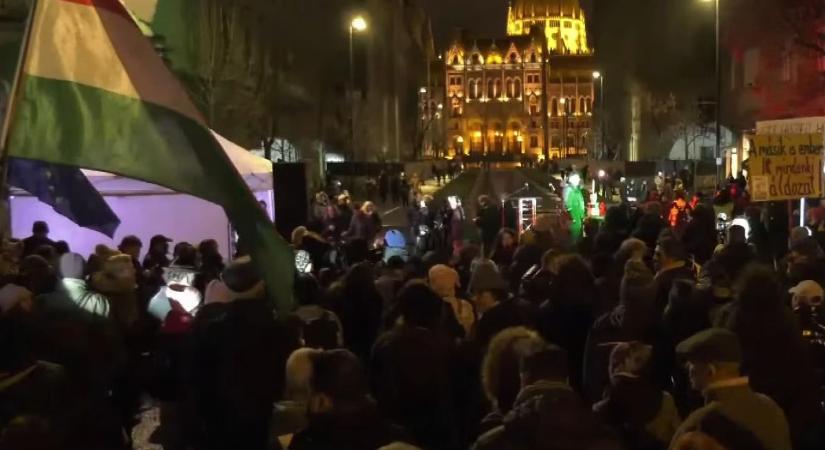 Több százan tüntetnek Lázár János minisztériuma előtt a romákért