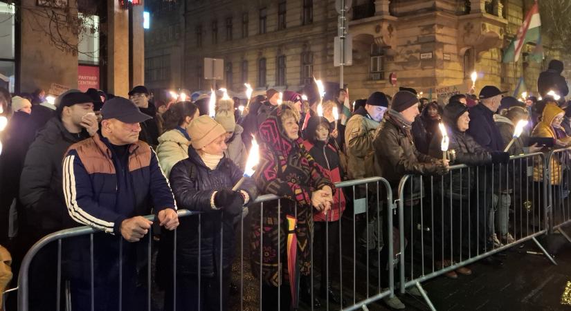 „Nincs bocsánat és nincs felejtés” – Lázár János minisztériuma előtt demonstrálnak