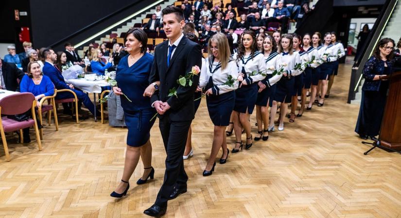 Megkapták a szalagot a PTE Szent-Györgyi Albert Egészségügyi Technikum végzős diákjai - fotók