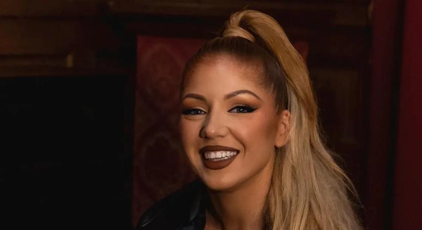 Pinkben jön a kísértés – Tolvai Reni új fotója valami brutálisan dögös