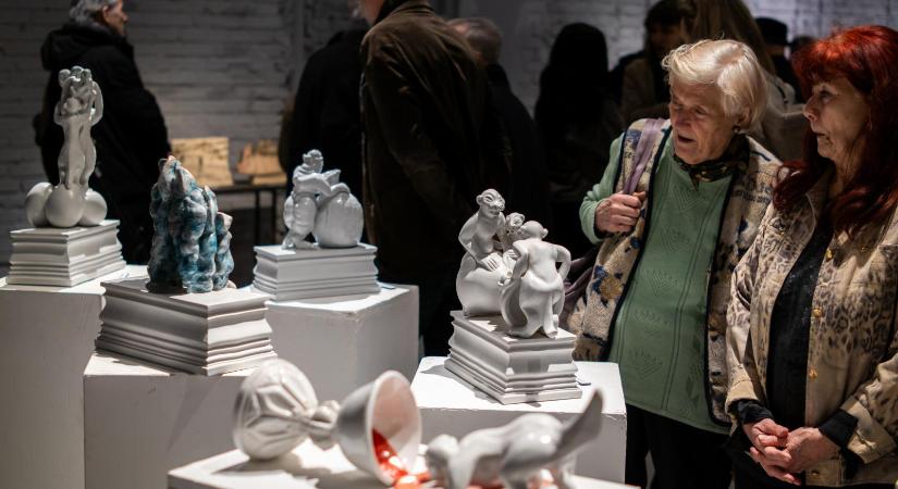 Inflálódó mítoszok, avagy szarkazmus és kerámia szándékos találkozása a boncasztalon