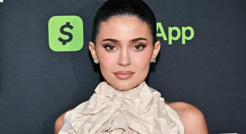 Kylie Jenner fodros crop topját akarja most mindenki – egyszerűen csodás