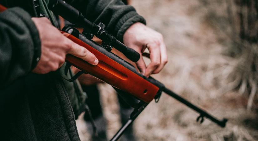 Hídról lövöldöztek az autópályára, a rendőrség elfogta az elkövetőket