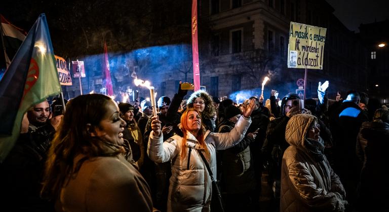 Lázár János minisztériuma előtt követelték a romák a miniszter lemondását