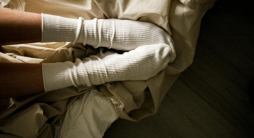 Zokniban aludni tényleg segít? Nagyanyáink trükkjét a tudomány is alátámasztja