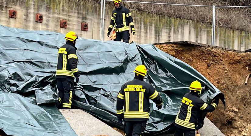 Földcsuszamlás miatt leomlott a támfal a Fertő tó közelében - fotók