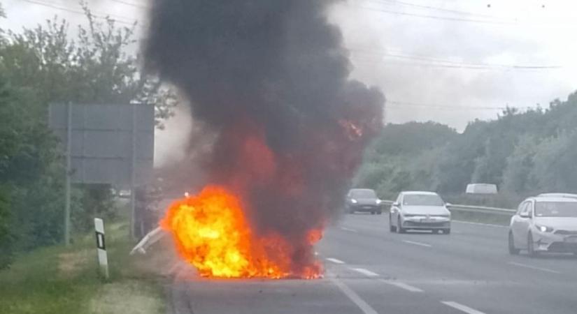 Hatalmas lángokkal égett egy autó az autópályán