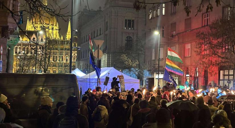 „Ne féljetek, magyarok, megjöttek a cigányok!” feliratú táblát is vittek a fővárosi demonstrációra
