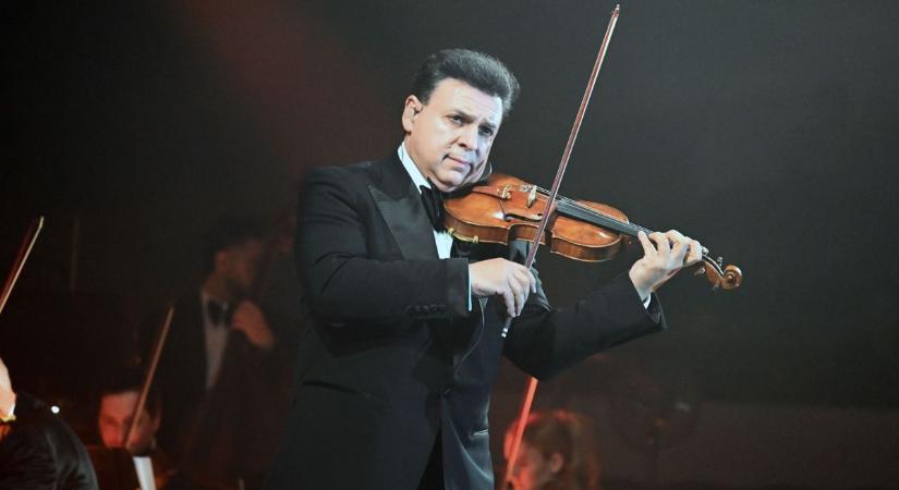 Csodálatos gesztussal tette felejthetetlenné ünnepi koncertjét Mága Zoltán Szolnokon – galériával