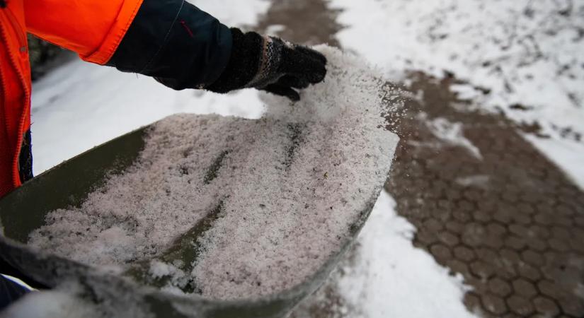 Csúszós a járda, de nincs só? Ezek a házi praktikák segíthetnek