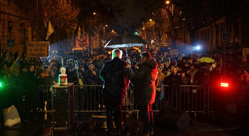 Így nem bocsátanak meg a tüntetők Lázár Jánosnak – képgaléria