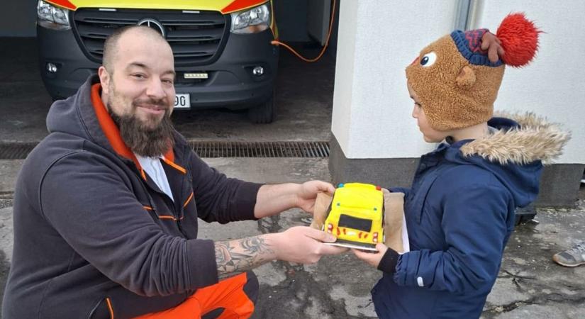 Kollégáknak hívja a mentősöket a 6 éves kisfiú, családjával vitt ajándékot nekik