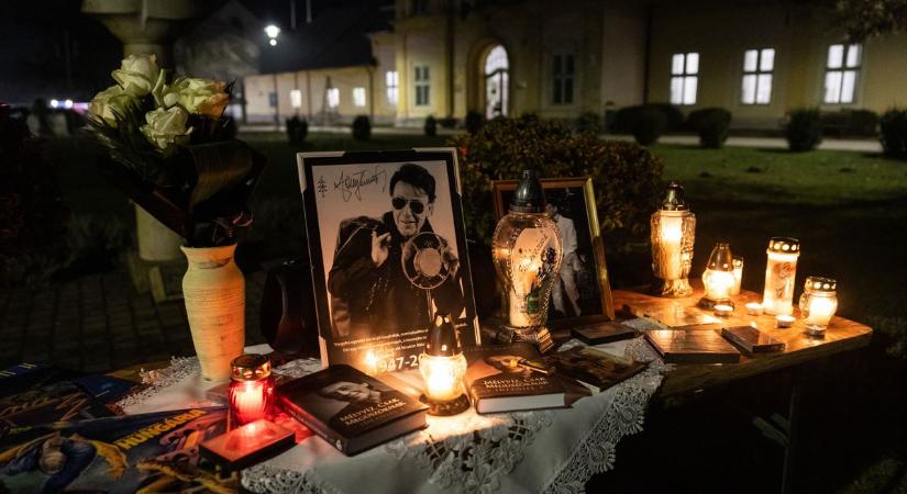 Fenyő Miklóst gyászolja az ország: fotókon az emlékezés lángjai