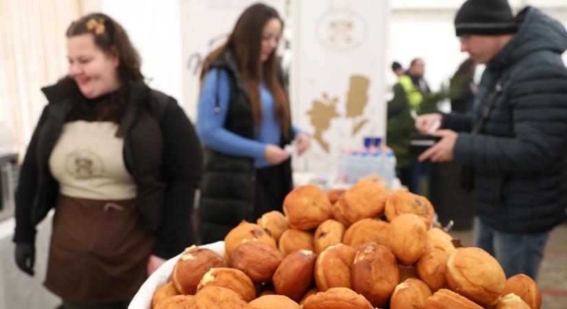 Balatonlellén kinyílt a rétesmennyország a gasztrofarsangon, a legjobb borokhoz különleges ételeket kínáltak