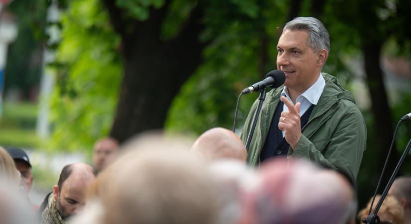 Lázár János ellen tüntettek a Kossuth téren