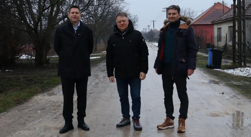 Kényelmesebb közlekedés jön: több kilométer út újul meg a településen (videóval)