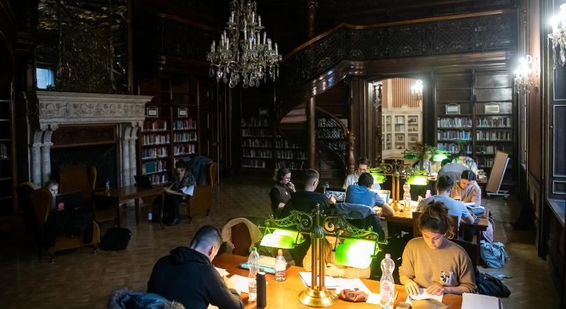 Látványosan nőtt a könyvtárba járó fiatalok száma Magyarországon, az embereknek meg kezd elegük lenni a disztópikus történetekből