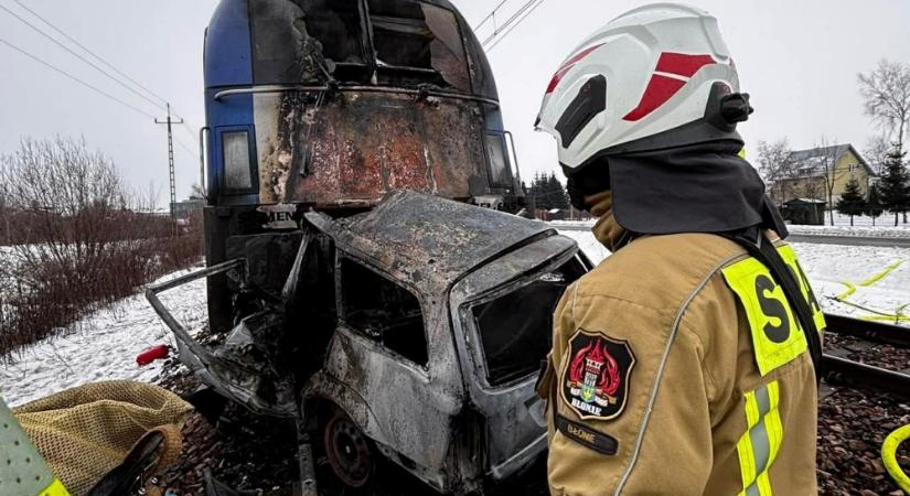 Két vonat is letarolta az átjáróban rekedt autót