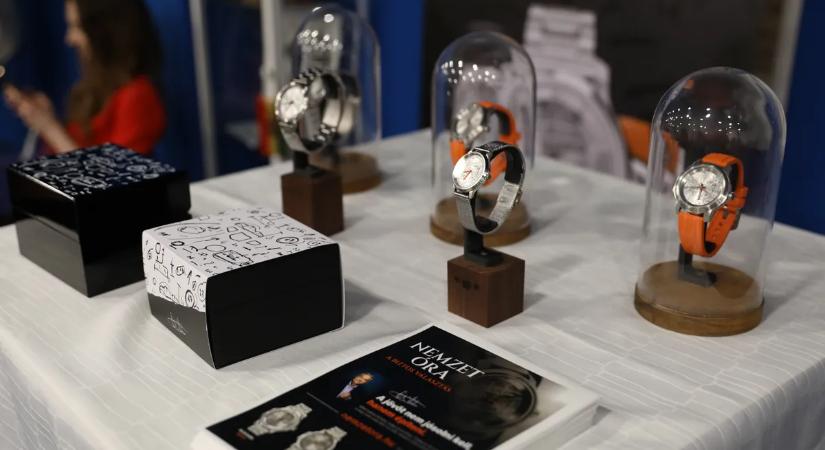 Bemutatták a Nemzet Órát: Orbán Viktor rajzolta a számlapját