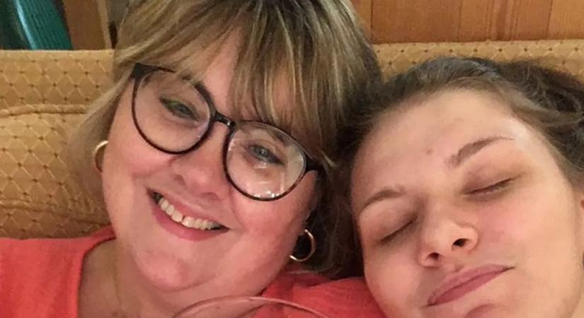 Gyászoló édesanyát kísérti lánya gyilkosa, aki még most is „játszmázik” vele