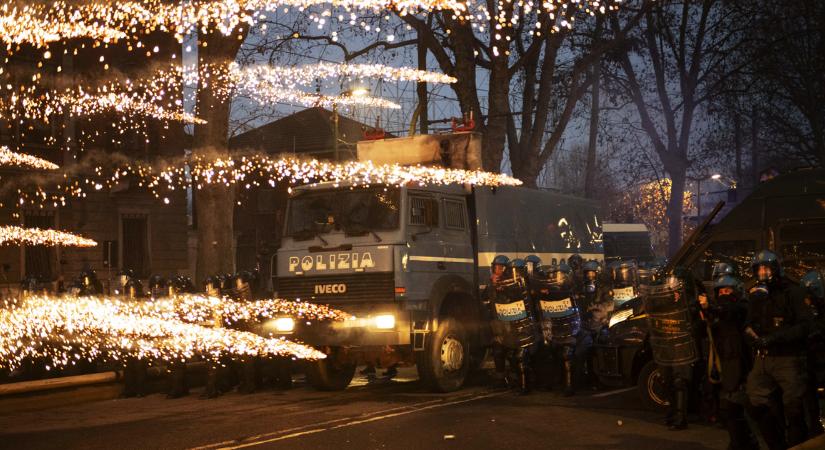 Tüntetők csaptak össze rendőrökkel Torino utcáin, hat nappal az olimpiai rajt előtt Milánóban is tüntettek