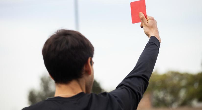 Szájkarate, dulakodás és botrány a foci NB I-ben, mind a két edzőt kiállították