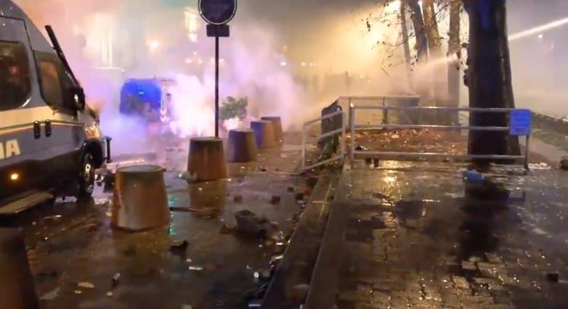 Videó: több órára csatatérré változtak Torinó utcái, szélsőbaloldali tüntetők csaptak össze a rendőrökkel