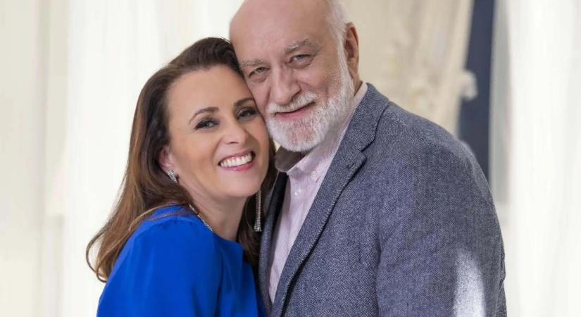 Ő Csézy 18 évvel idősebb férje, aki mindenben az énekesnő mellett áll