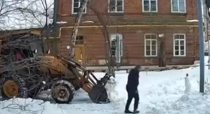 Meglátott egy hóembert a hókotrós, a reakciója csodálatos volt