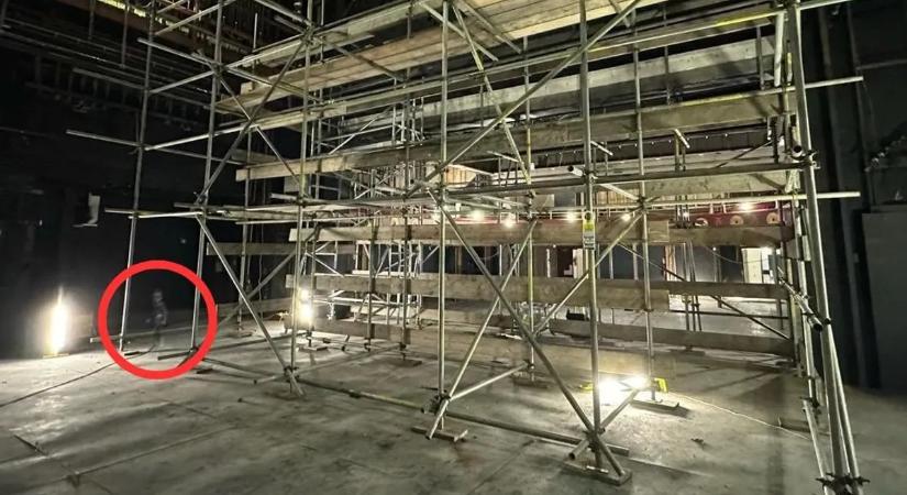 Hideglelős felvétel látott napvilágot: egy kisfiú szellemét látták a kísértetjárta színházban