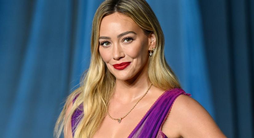Hilary Duff kanapéja egy váratlan 2026-os színtrend úttörője – merész retró bájjal dobja fel a nappaliját