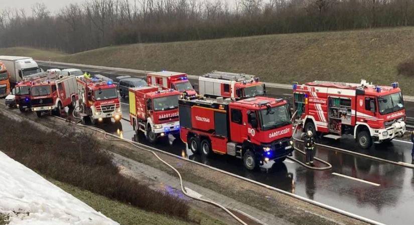 Akciófilmbe illő jelenetek az autópályán: kivonult a TEK, mesterlövész lőtte ki a lángoló palackokat (videó)