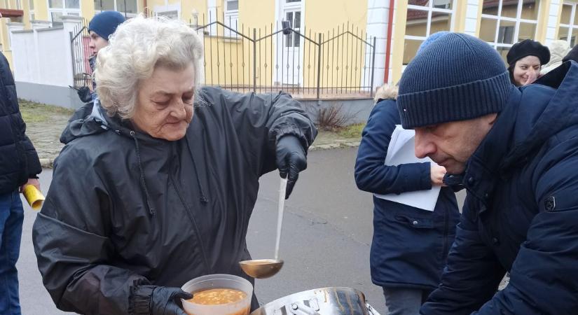 340 adag ételt osztottak ki Debrecenben a rászorulóknak a reformátusok