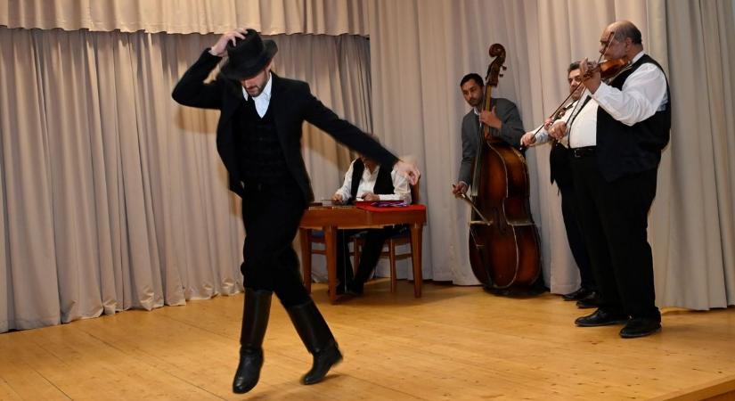 Verbunkverseny és a Csík Zenekar koncertje kápráztatta el a közönséget Halásziban - fotók, videó