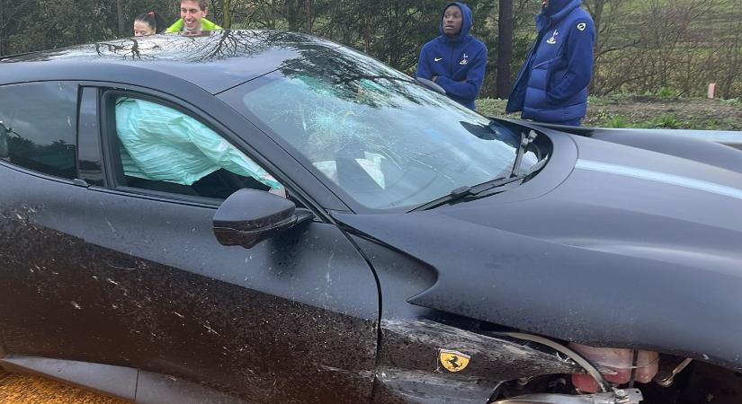 Kiszakadt a focista Ferrarijának kereke az autópályán
