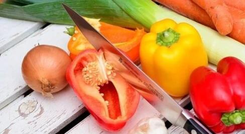 Hűtő vagy konyhapult? Hol romlik gyorsabban a paradicsom?