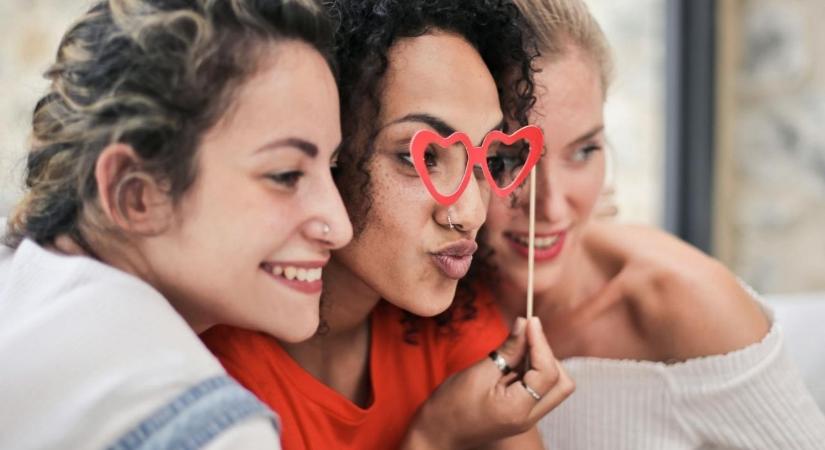 Miért a 30-as éveink számítanak a női barátságaink aranykorának?