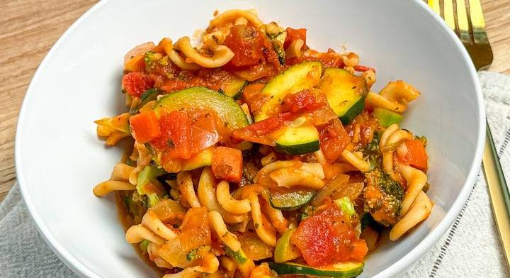 Krémes, paradicsomos-cukkinis tészta: hétköznapi vegán komfortétel