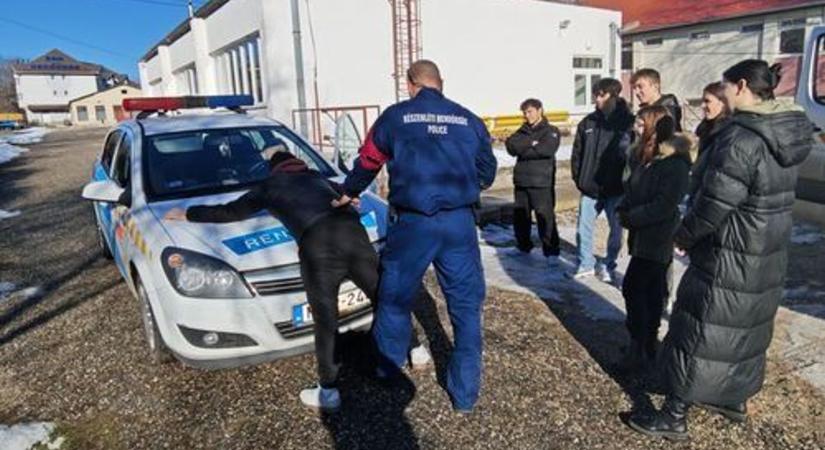 Bilincselés az iskolaudvaron, készenlétisek lepték el a szakképzőt