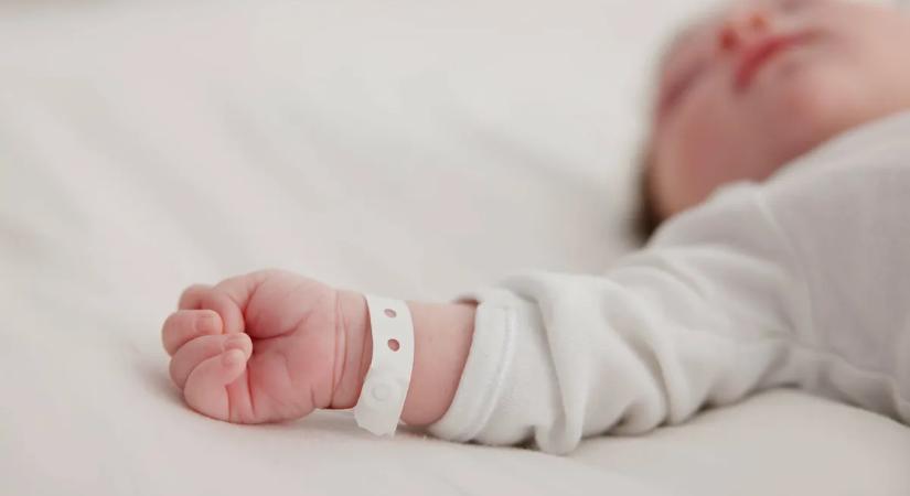 Aktív császármetszés: az anya műtét közben kiemelte magából saját gyermekét