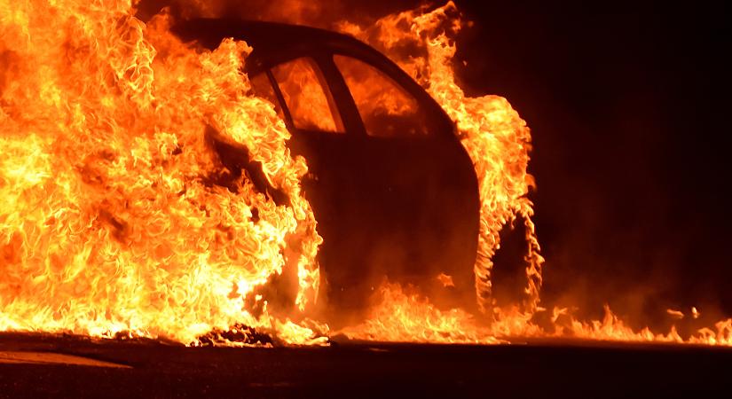 Lángoló autóval ittasan, a felesége is bent ült