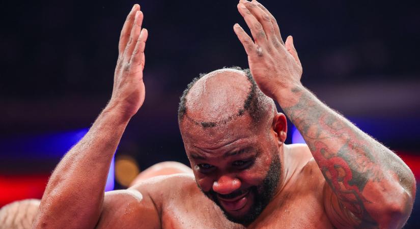 Fetrengett a Garden a röhögéstől, lerepült a paróka a bunyós fejéről