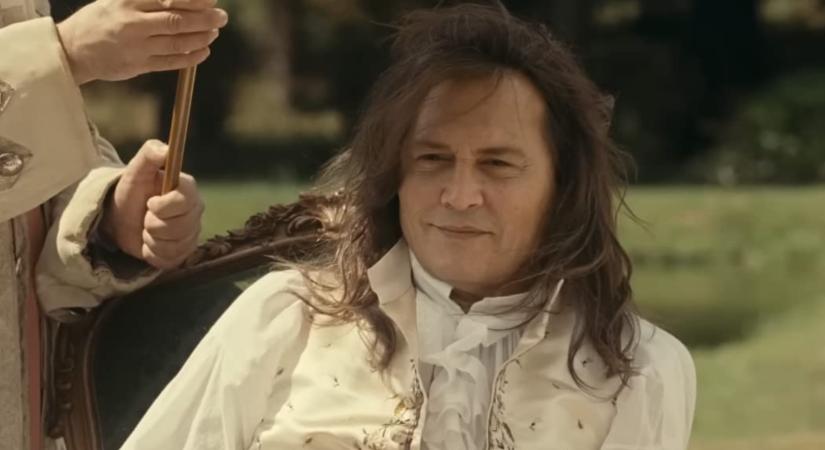 Megérkeztek az első képek a jelmezében szinte felismerhetetlen Johnny Deppről az új karácsonyi filmjéből, amelyben egy ünnepet gyűlölő, zsörtölődő öregembert fog eljátszani