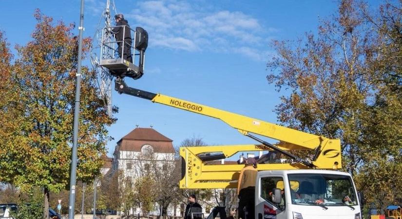 Továbbra is karácsonyi a hangulat a belvárosban