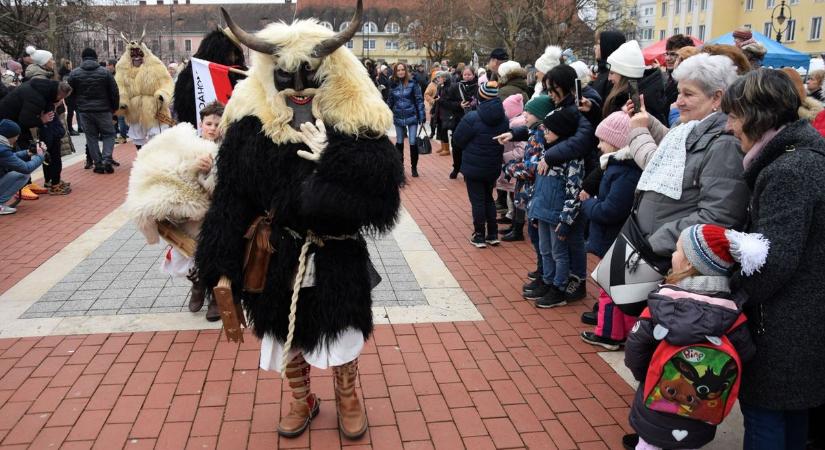 Nem mindennapi látványosság érkezett a zalai városba – óriási tömeg gyűlt össze, mindenki látni akarta (galéria, videó)